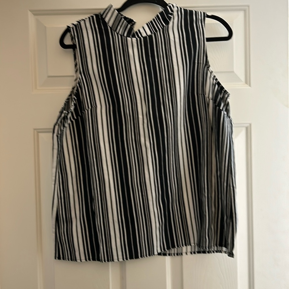 Black and White Short Sleeve Top | Size XL with tag